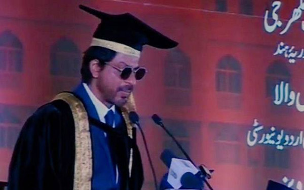 bollywood star shahrukh khan,amithab bachan,urdu university,doctor rate award to shahrukh khan  నిగర్వినని మరోసారి చాటుకున్న బాద్‌షా..! 